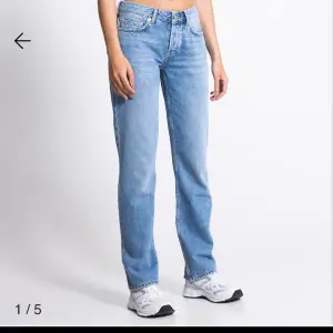ljusblåa lågmidjade jeans från lager 157, storlek xs. köpta för 400 säljs nu för 150