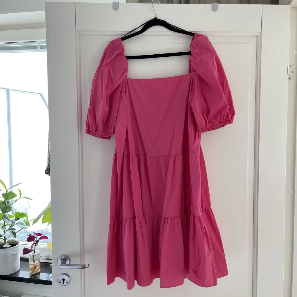 En otroligt fin klänning från H&M som är i en ”ballong”-vibe! Använd 1 gång. 💖💕. Mekot.