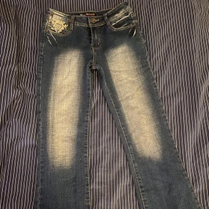 jeans med detaljer på fickor - Säljer jeansen pågrund av att de är för små på mig. Väldigt fina med guld detaljer både fram och bak. Om ni vill veta något mer som midjemått osv så är det bara att kontakta mig💗 