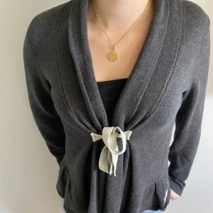 Odd Molly kofta - Snygg odd Molly kofta i grå som knyts fram. Den är i storlek 2 vilket motsvarar M. Jag har storlek S men den passar på mig också. 