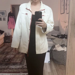 Jacka - Säljer denna beigea vintage jackan från Amica. Storlek 42 och sitter lite oversized på mig som har storlek xs