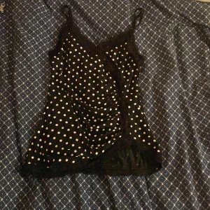 Prickigt linne - Säljer pga de e inte min stil längre, har justerbara band på axlarna och är osymmetrisk. Ganska stretchigt material också.