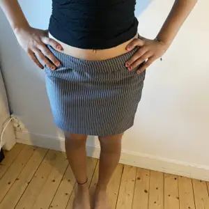 En randig snygg kjol med slitz, det är ett väldigt gammalt märke och den är ungefär köpt för 300 men lägger upp billigare för att jag behöver bli av med lite kläder så passa på me de är bra pris, hör av er för före frågor☺️
