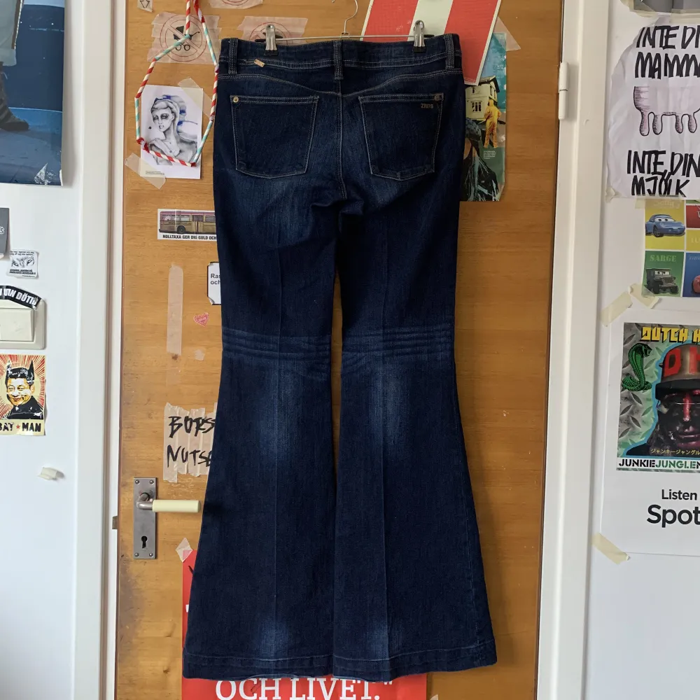 Supersnygga och perfekta för dig med längre ben som har svårt att hitta tillräckligt långa jeans! Pris kan diskuteras! (Midja: 41, ytterben: 106, Innerben: 83, bootcut bredd: 29) . Jeans & Byxor.