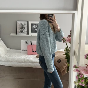 Ljusblå kofta - Söt ljusblå virkad kofta från Zara i jättebra skick! 🩵🩵