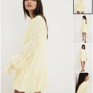 Gul klänning med Ärmdetalj - Säljer en superfin gul klänning från Nakd. Säljer då den inte kommmit till någon användning tyvärr. Alla lappar är kvar och klänningen är endast testad. Helt slutsålt på deras hemsida