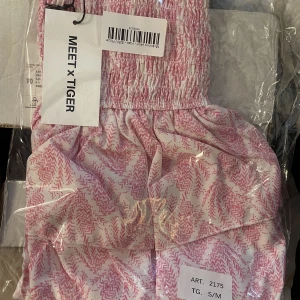 Helt ny oanvänd kjol från Meet Me There - Säljer denna jättefina kjolen från Meet Me There i storlek S/M. Kjolen är helt oanvänd och ny fortfarande i förpackningen eftersom den tyvärr kom för sent🥰