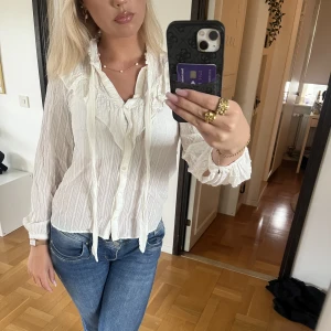 Blus - Så gullig volangblus från Mango i storlek S!💓