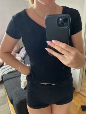 Svart T-shirt, Tommy hilfiger  - Säljer denna fina T-shirten från Tommy Hilfiger då den tyvärr blivit för liten💕är i väldigt bra skick och skönt material. Hör av dig för fler bilder, pris kan diskuteras🫶🏼