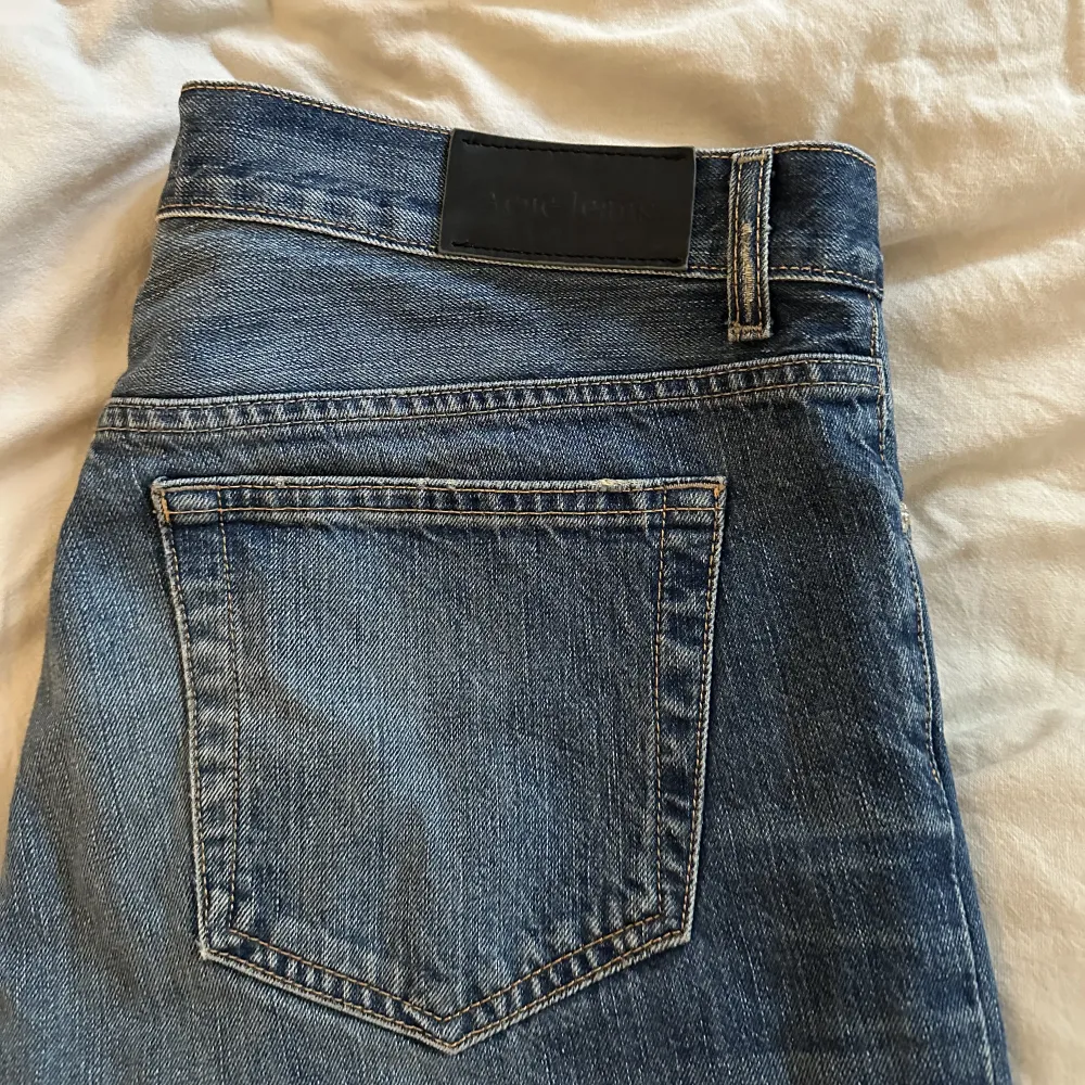 Perfekt lågmidjade jeans från Acne! Storlek 34/32, lite mindre i storleken. Jag är 171cm lång! Köparen står för frakt 🪩. Jeans & Byxor.