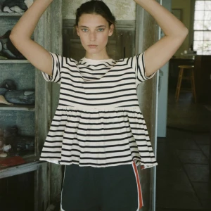 Randig T-shirt med volanger - Använd ett fåtal gånger, i topp skick