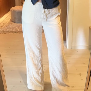 Byxor - Beiga byxor från H&M. Inte kommit till användning då jag har ett liknande par. Byxorna är inte strukna på bilden. En ytterst liten fläck på baksidan, försvinner säkert i tvätten🫶🏻 Storlek S. Pris 100kr
