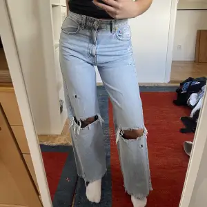Fräscha Zara jeans med slitningsdetaljer.  Strlk 36 Skick: Knappt använda 💕