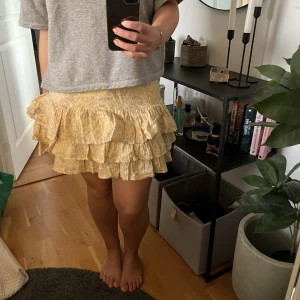 Gul fin kjol  - Gul fin lågmidjad kjol 