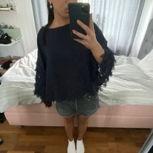 Topp - Så cool topp med ”fjädrar” längst ner på armarna, unik och perfekt till fest! Jag på bilden har xs vanligtvis men sitter fint oversized💓