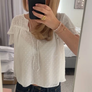 Söt topp - Söt topp ifrån zara, väldigt bra skick utan defekter, köparen står för frakt 💕