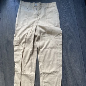 Cargobyxor - Cargobyxor i tunnare material från bohoo. Aldrig använt