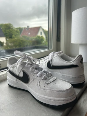 Nike Air Force 1 - Använt 1 gång. Säljes pga för små.   Storlek 36,5