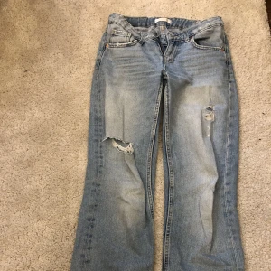 Ljus blåa jeans - Ljus blåa jeans från ginatricot som är jätte fina. Passar till allt! Om du går in så säljer jag en mörk blå kofta som passar jätte fint med jeansen 👖😍