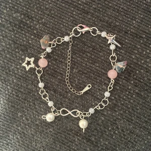 Rosenkvarts Armband  - Jag gjorde armbandet och de två rosa kulorna är äkta rosenkvarts. 