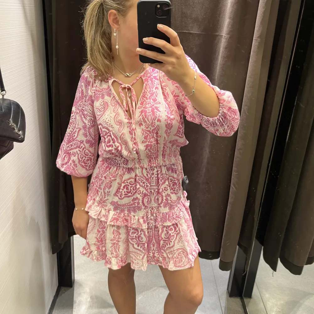 Säljer denna super trendiga och snygga klänningen ifrån Zara! I strl xs💞 Klänning är ny och OANVÄND!!!. Klänningar.