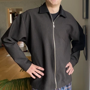 Snygg jacka - Bilderna är på min bror som brukar ha stl M! Köpt second hand