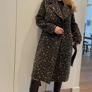 Leopardmönstrad kappa ifrån H&M!🐆 I gott skick, knappt använd. Nypris 899kr