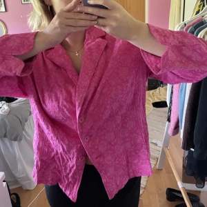 Rosa kavaj  -  En cool rosa kavaj/skjorta. Står att det är en 46a men jag är en 38a och tycker den sitter snyggt på mig. 