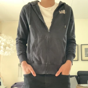 The North face zip hoodie  - Säljer nu denna fina north face zip hoodien som är i bra skick förutom att den behövs tvätta men kan göra det innan jag skickar.Det stor att det är kvinno tröja men funkar lika bra till killar då jag är det och har den.Storlek s.Nypris 1000 mitt pris 175