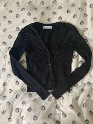 Svart koft - Jättefin svart tajt ribbad kofta!