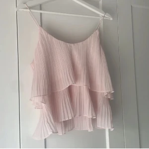 volangtopp - köpt av en tjej här på plick, gillade inte hur den satt på mig men verkligen så fin🩷🩷bra skick! (lånad bild) köp direkt för 300kr