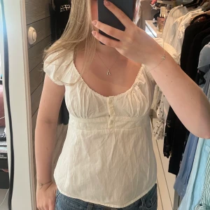Brandy Melville topp - Säljer denna superfina blusen/toppen från brandy Melville. Aldrig använd med lappen kvar. Köpt för ungefär 260kr☺️storleken är onesize men skulle säga att den passar xs/s🙌🏼