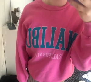 Rosa sweatshirt - Sweatshirt i storlek M. Jättefint skick, knappt använd, säljer för den inte kommit till användning💕