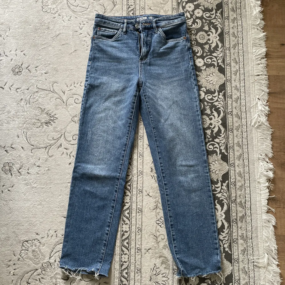 Sköna jeans utav stretchigt material Använd fåtal gånger utav mig, köpt begagnat  Fickor både bak och fram Snygg trasad look vid fotlederna . Jeans & Byxor.