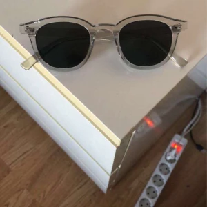 Solglasögon  - Solglasögon från Montén  De är typ som chimi fast mer en halva priset. Riktigt bra kvalitet, bara använda ett fåtal gånger . Orginal priset ligger på 549kr innan frakt och efter runt 620kr.   Gråa snygga glasögon🕶️🕶️ hör av dig vid intresse 