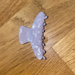 Hårklämma - Säljer en ljus rosa liten hårklämma💗