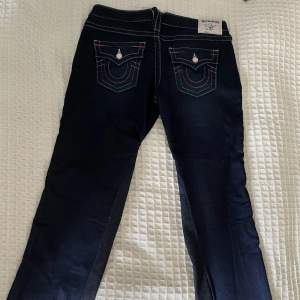 Skit snygga true religion jeans med rosa detaljer. Storlek 28/32, har dock sytt ut dom pyttelite i midjan och även sytt dom bootcut, innan var dom skinny. Ser inte konstigt ut när man har på sig dom.❗️Om man budar MÅSTE man vara säker på att man kan köpa❗️