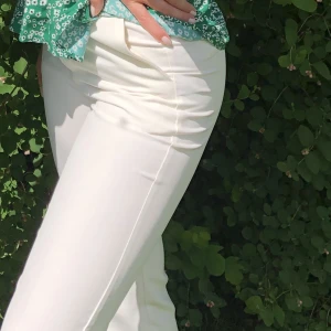 Kostymbyxor - Raka vita kostymbyxor, sitter så fint på! Använda typ 1-2 gånger. 