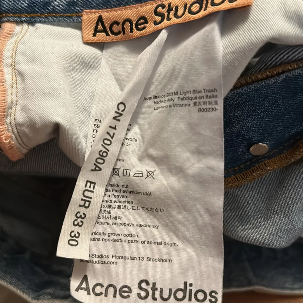 Acne Studios jeans med original pris på 3600. Slutsålda hos acne och är svåra att hitta i just denna storlek och färg då den är väldigt efterfrågad (33/30). Väldigt bra skick endast använda fåtal gånger. Pris kan diskuteras vid snabb affär!!!. Jeans & Byxor.