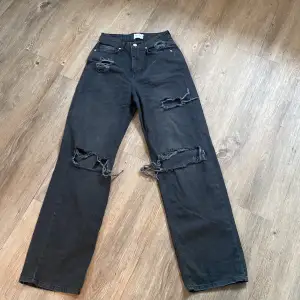 Coola slitna raka jeans från NA-KD. Använda en gång! 