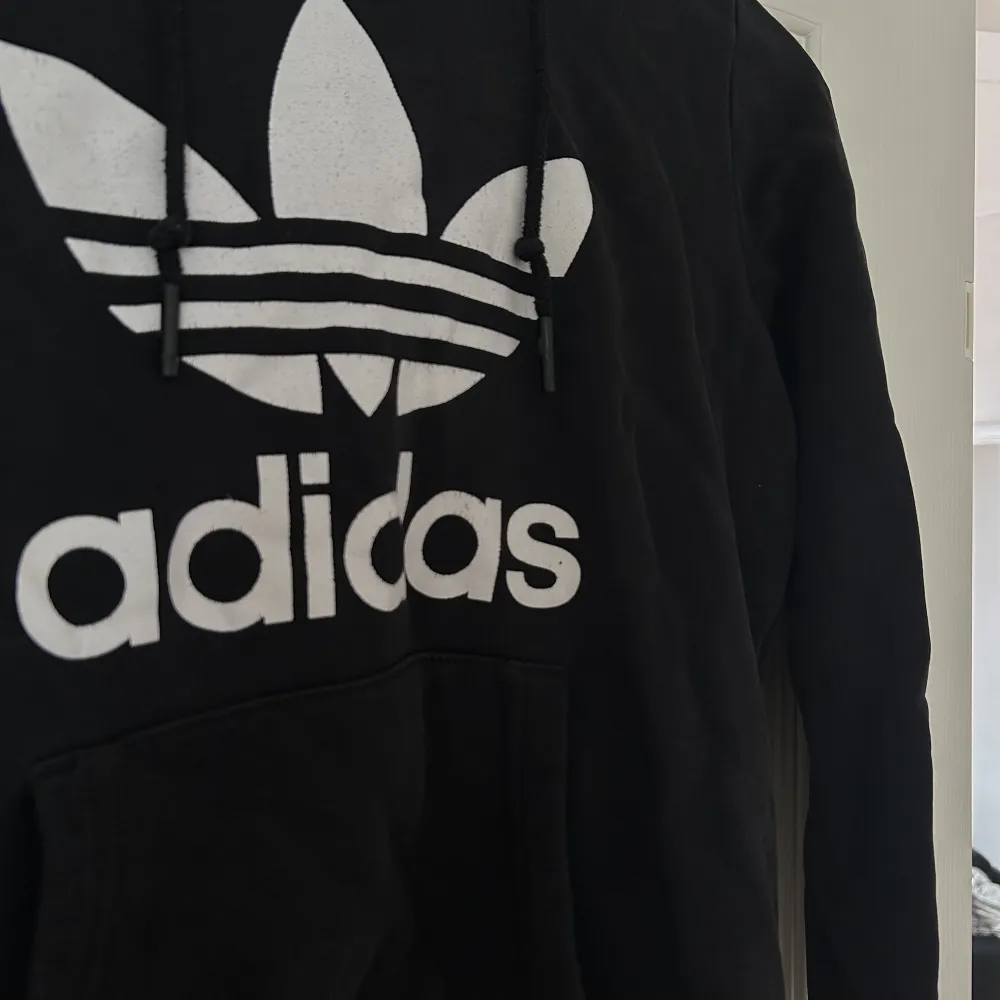 Säljer denna snygga hoodien från Adidas då den tyvärr blivit för liten. Hör av dig om du vill ha fler bilder, pris kan diskuteras🫶🏼🫶🏼. Hoodies.