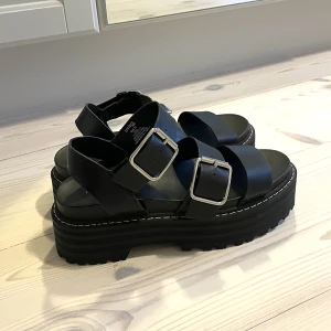 Platåsandaler med spännen - Snygga platåsandaler från H&M med flera spännen i silver. Använt för sällan för att behålla 😟 nypris var ca 500kr. Endast swish som betalningsmedel. Jag står för frakten 📦 