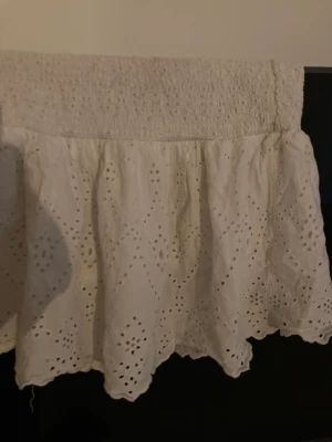 Kjol - Säljer denna kjol har haft den jätte länge vet inte vart den är ifrån eller storlek tror det är M-L har själv m å den passar🤍skriv privat för fler bilder eller funderingar🤍