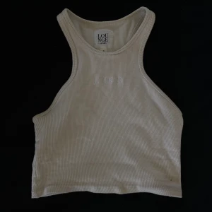 Linne - Stretchiga, ribbat linne från det populära märket lounge. Super bekvämt och har den perfekta längden🤌 Färgen är någon stans mellan krämvit, beige och nude. 