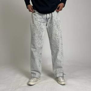 Washed jeans från Axel Arigato. Sparsamt använda i fint skick! Passar en storlek M, beroende på önskad fit.