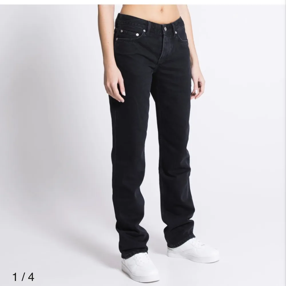 Lågmidjade baggy jeans ifrån Lager 157. Lite för långa på mig så använder aldrig🩷. Jeans & Byxor.