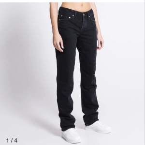 Lågmidjade baggy jeans ifrån Lager 157. Lite för långa på mig så använder aldrig🩷