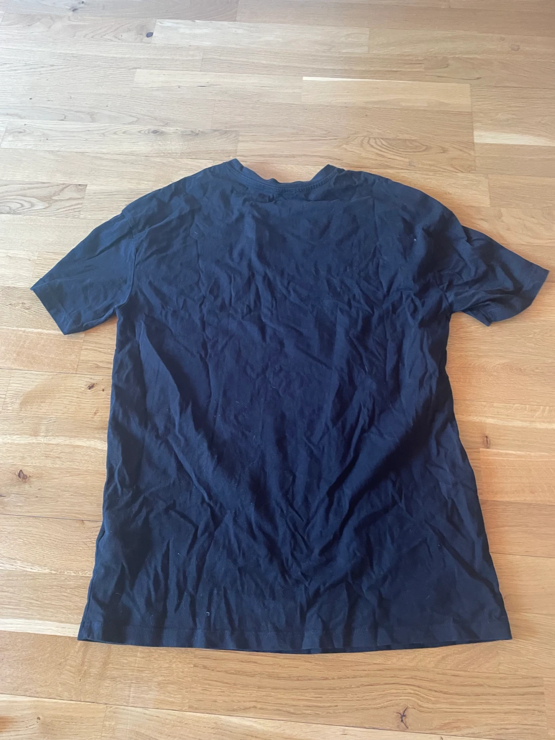 Svart T-shirt med tryck 