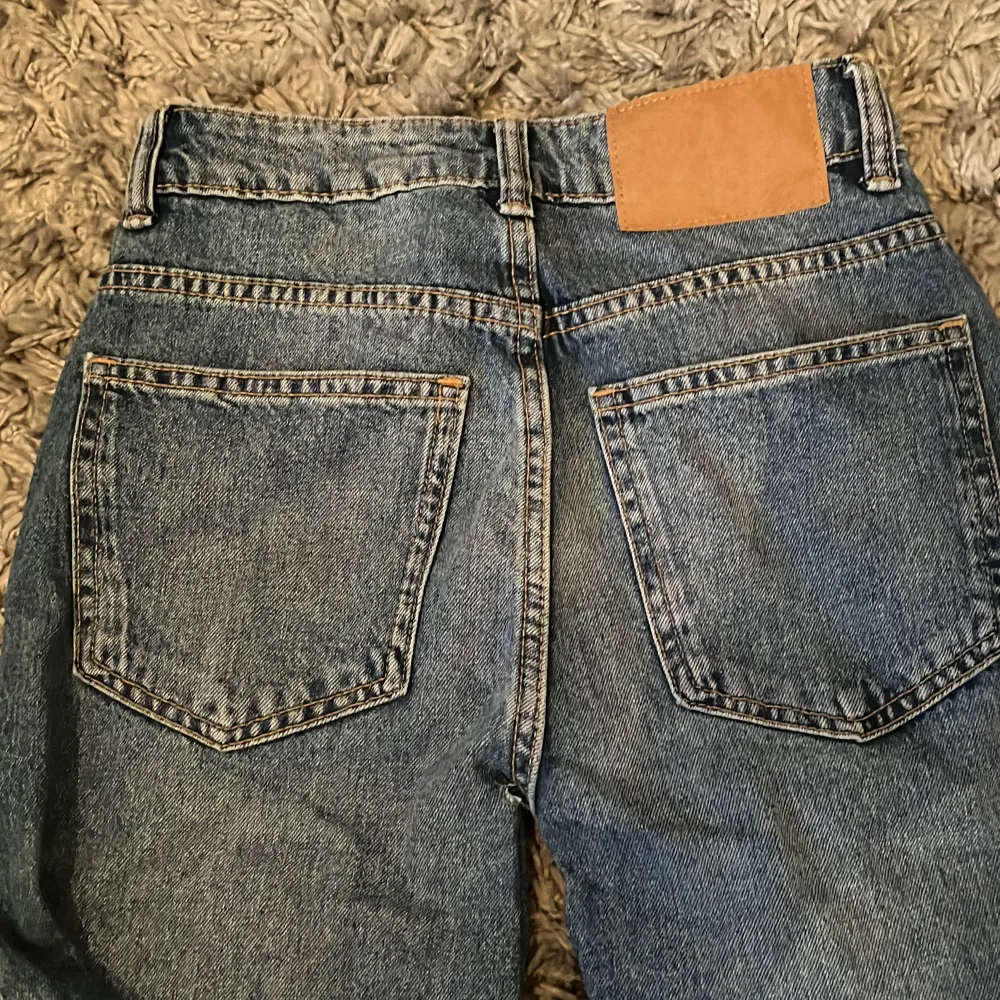 Säljer dessa bagge high waist jeans pga att de inte kommer till användning❤️ skriv om ni har fler frågor. Jeans & Byxor.