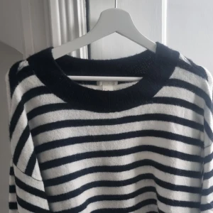 Randig stickad tröja - En stickad randig tröja, perfekt nu till hösten!♡